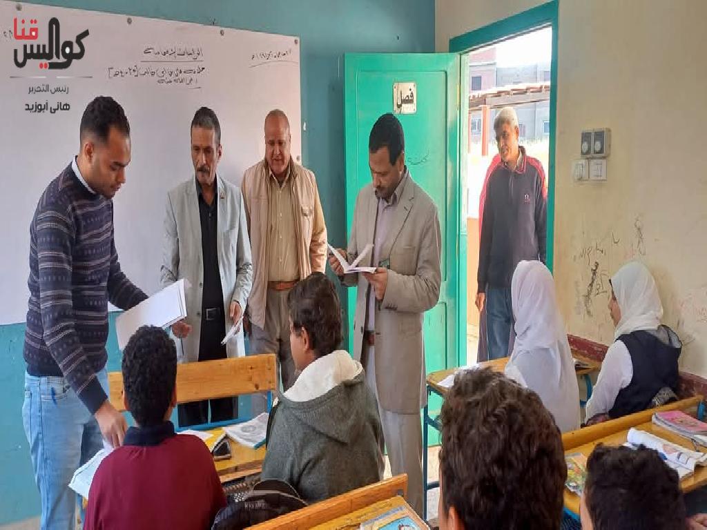 مدير «تعليم ابوتشت» يكرم الطالب المثالي في المرحلة الإعدادية خلال جولاته الميدانية بالمدارس